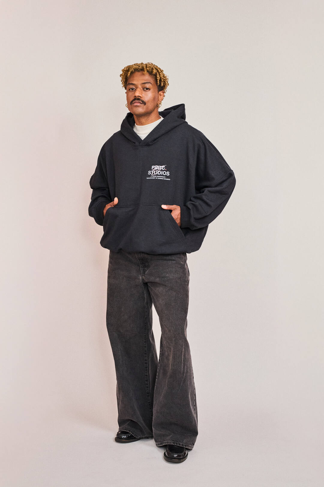 Modelo usando moletom preto Dualidades da FBRC Studios