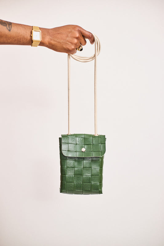 Modelo usando Bolsa Sacchetto da linha de alfaiataria da FBRC Studios