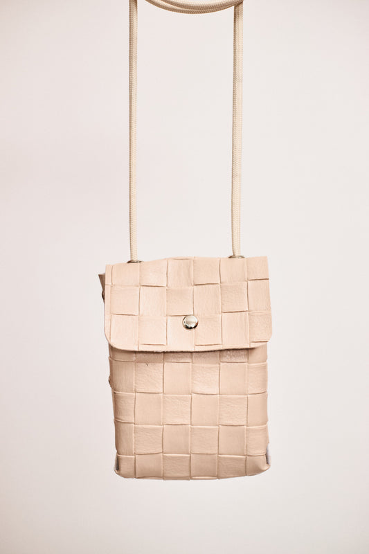 Modelo usando Bolsa Sacchetto da linha de alfaiataria da FBRC Studios