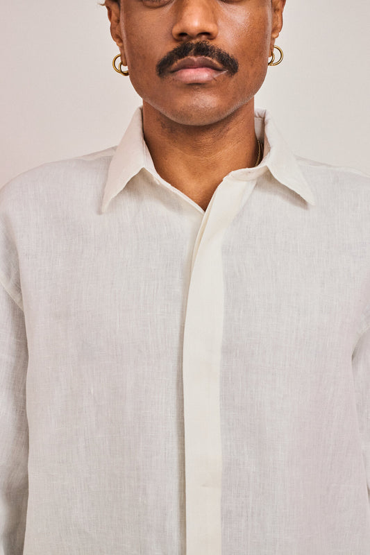 Modelo usando Camisa Palermo da linha de alfaiataria da FBRC Studios