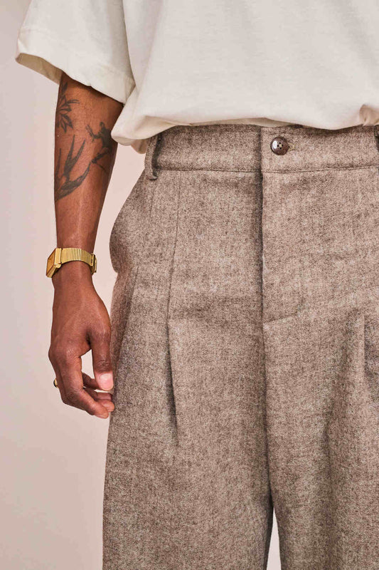 Modelo usando Calça Varenna da linha de alfaiataria da FBRC Studios