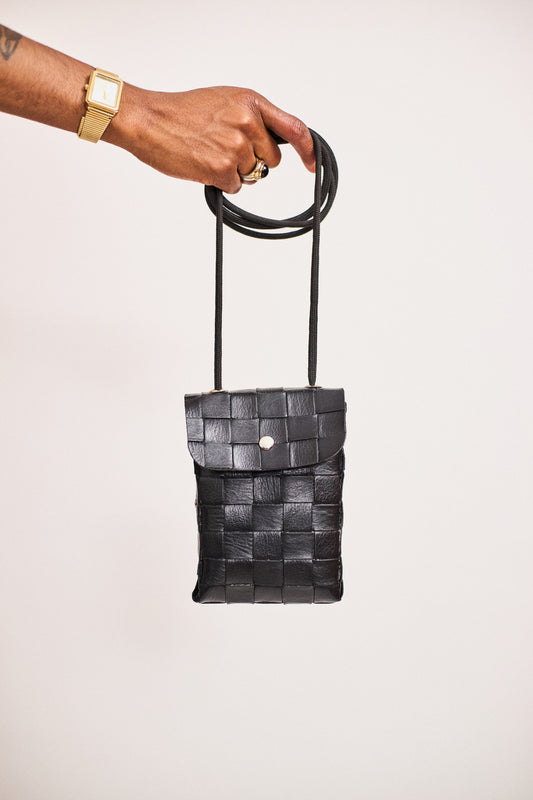 Modelo usando Bolsa Sacchetto da linha de alfaiataria da FBRC Studios