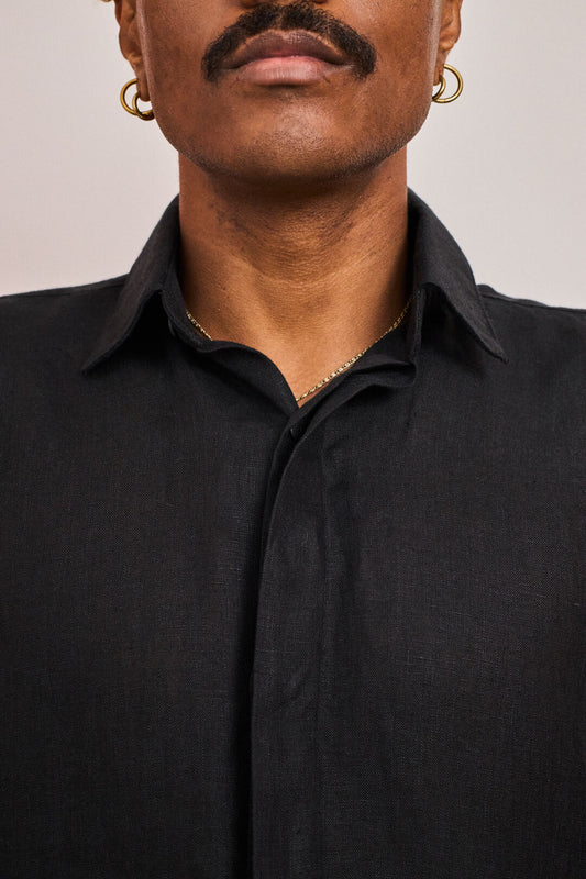 Modelo usando Camisa Palermo da linha de alfaiataria da FBRC Studios