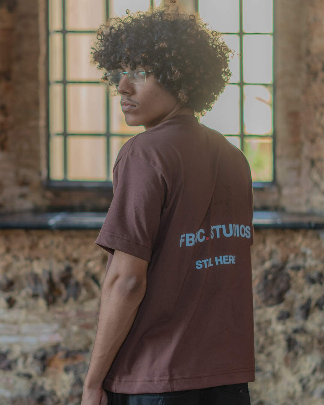 Modelo vestindo a Camiseta Boxy Still Here da FBRC Studios