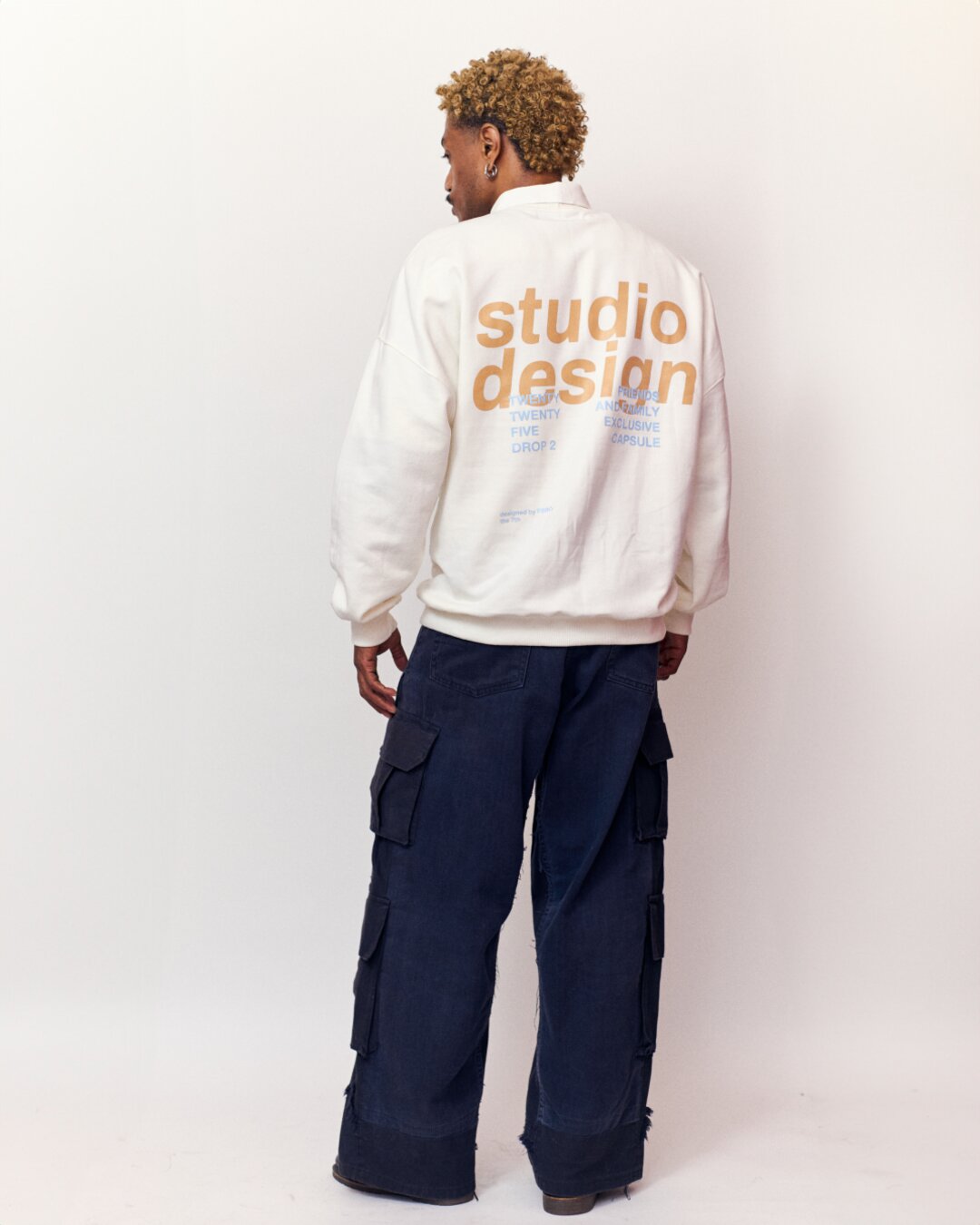 Modelo usando moletom Studio Design da FBRC Studios