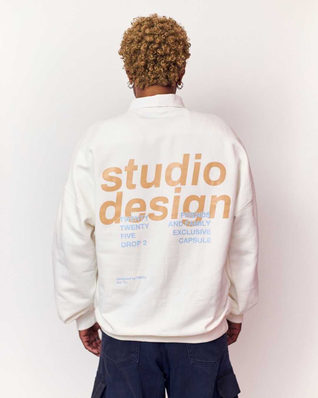 Modelo usando moletom Studio Design da FBRC Studios