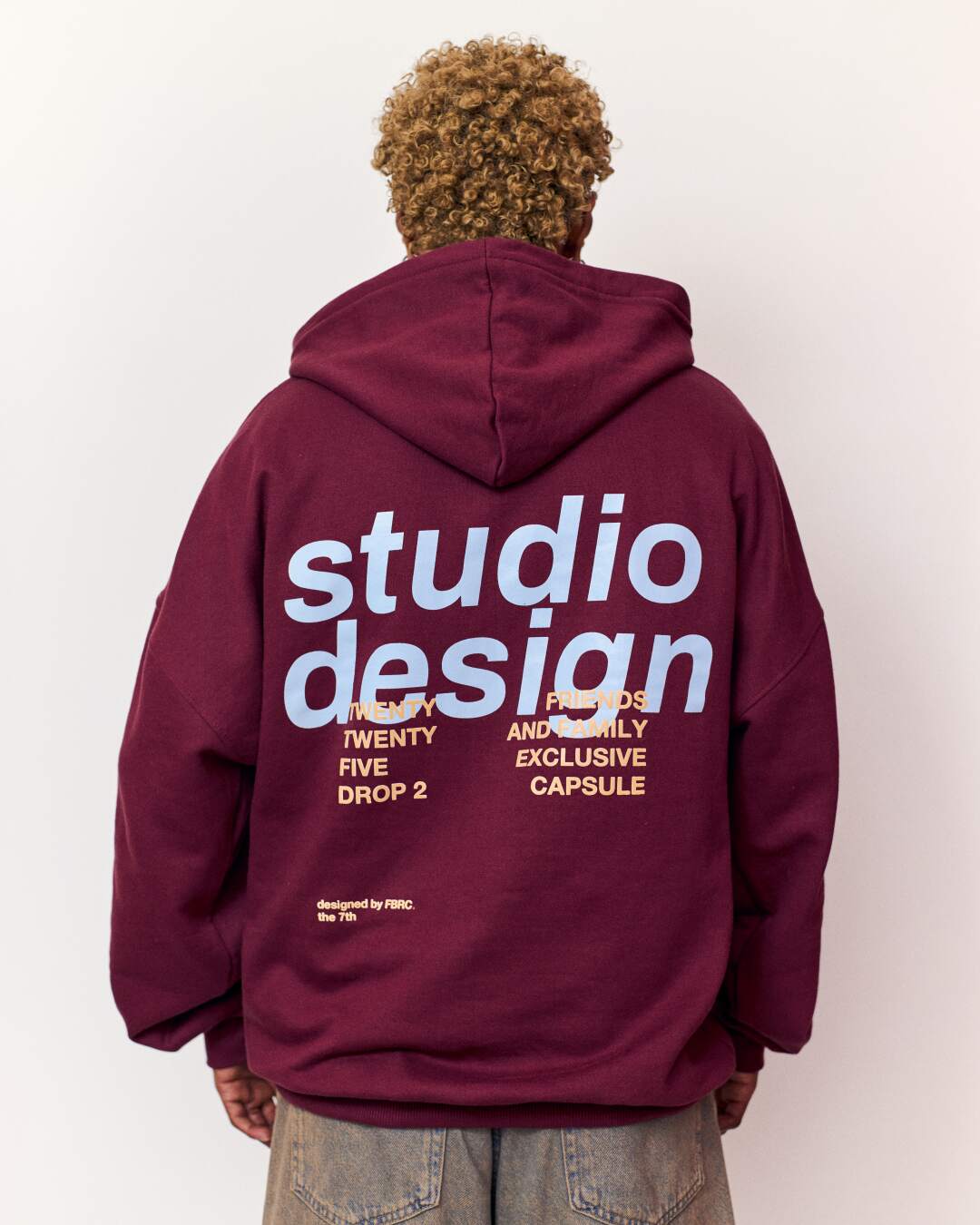 Modelo usando moletom Studio Design da FBRC Studios