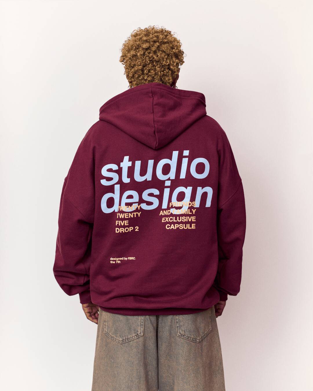 Modelo usando moletom Studio Design da FBRC Studios