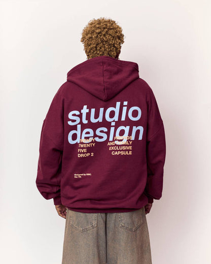Modelo usando moletom Studio Design da FBRC Studios